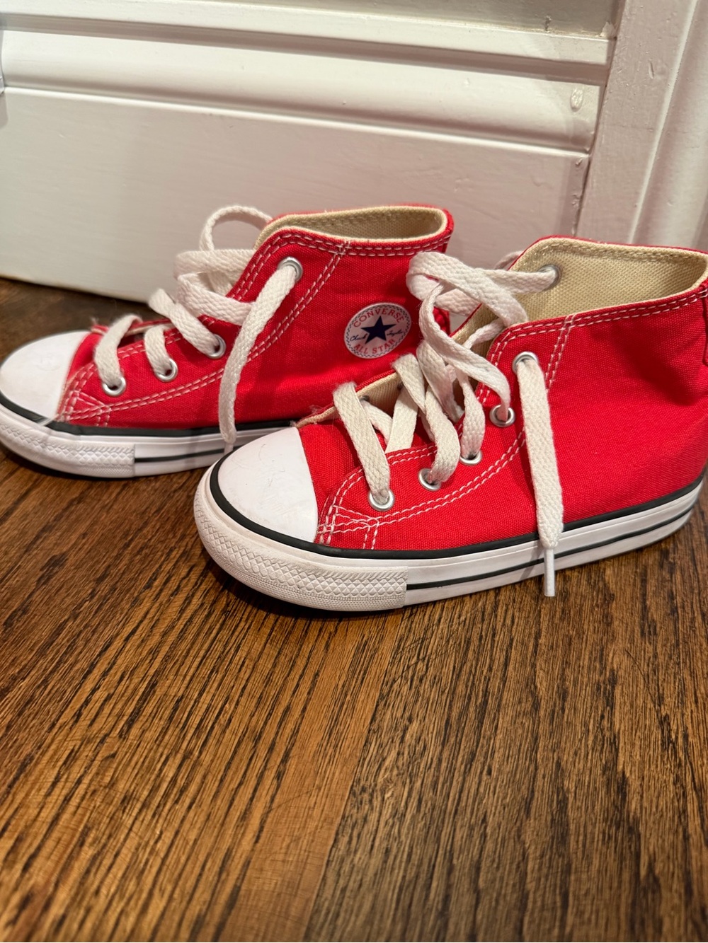 Toddler girl red converse sneakers ❤️
